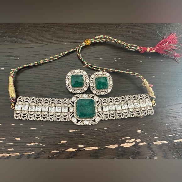 Jewelry - Elegant Green and Silver Choker Necklace